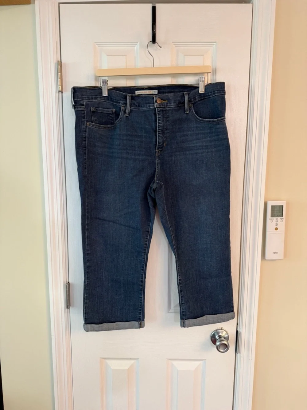 Levi's Indigo Mid-Rise Cropped Ankle Jeans - Picture 4 of 8